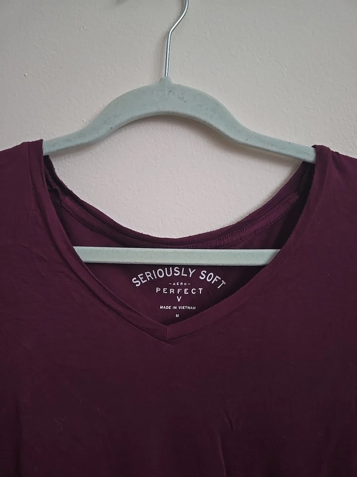 Blusa American Eagle Feminina Serious Soft Roxa Escura Perfeita V Manga Longa Nova Sem etiquetas - Imagem 2 de 4