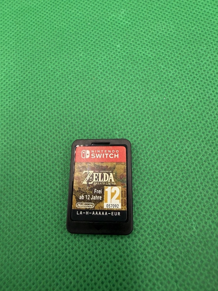 Nintendo Switch the Legend of Zelda: Breath of the Wild (2017) Boxed Game, photo 2 of 4