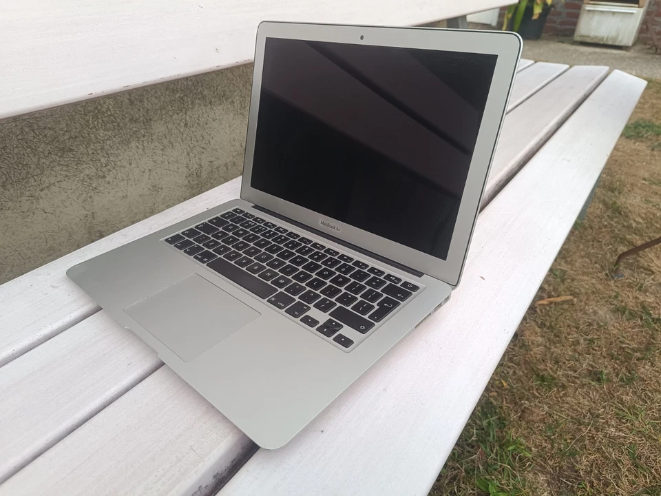 Apple MacBook Air 13.3" 2013 Intel Core i5 4GB RAMLaptop No SSD No Battery - Image 4 of 4