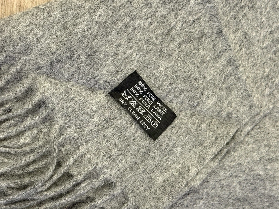 Bufanda Yves Saint Laurent gris con flecos 100 % lana 65x12 YSL logotipo de gran tamaño RARA Foto 4 de 4