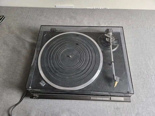 Technics SL-QD33 Quartz Direct Drive Automatic Turntable POWERS ON.
