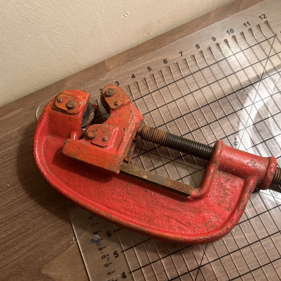 PIPE CUTTER Heavy Duty Unbranded 3/4 TO 4 INCHES - Image 2 of 4