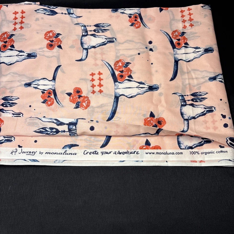 Journey by Monaluna - Tela de algodón orgánico rosa calaveras y rosas lavada 2+ yardas Foto 2 de 2