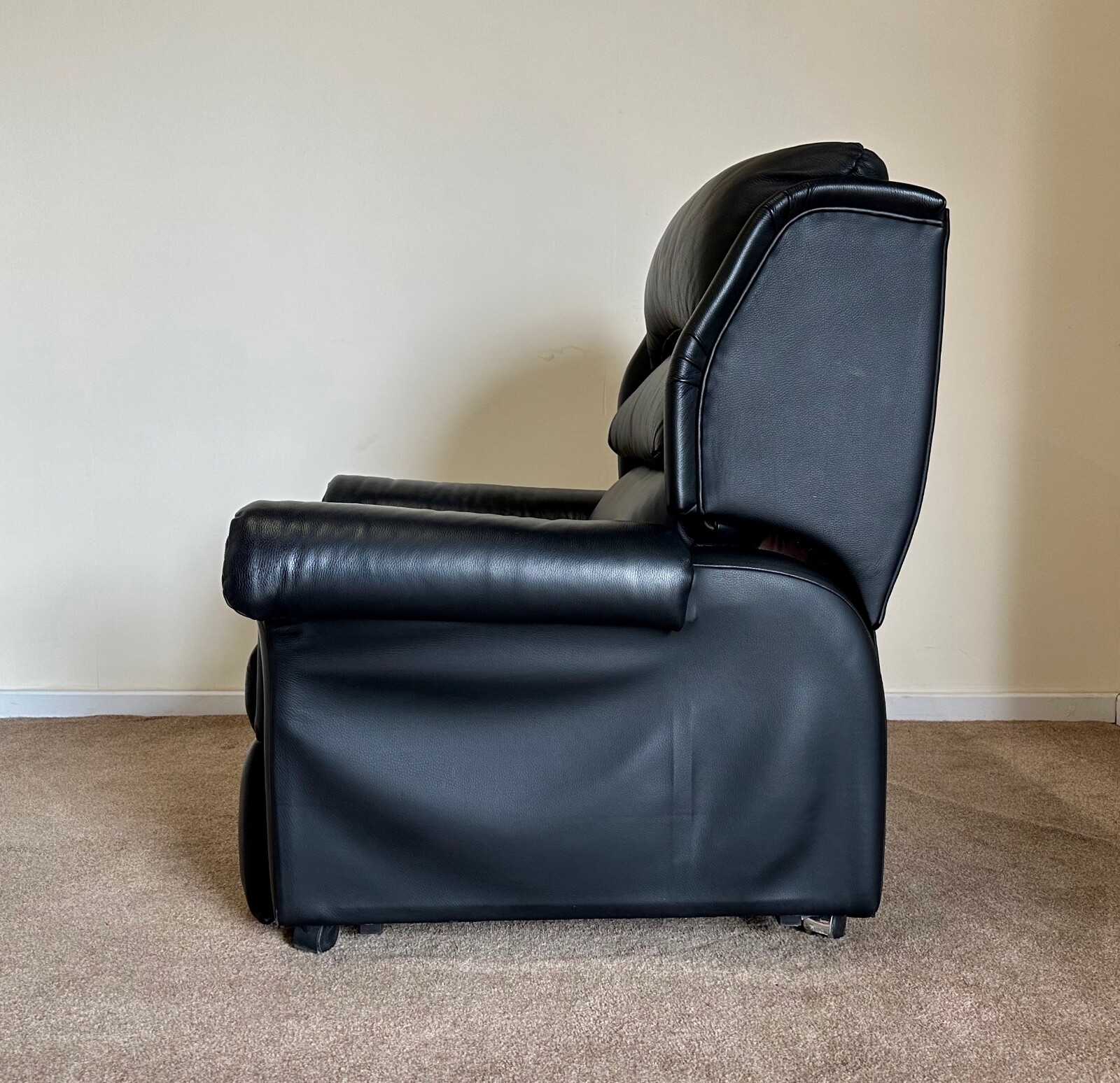 WILLOWBROOK LUXURY ELECTRIC RISER RECLINER CHAIR BLACK LEATHER CAN