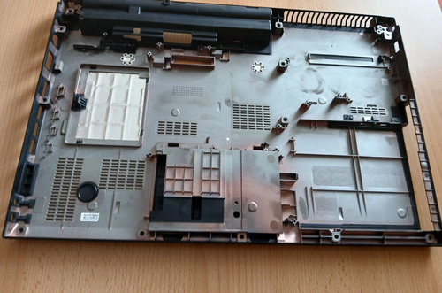 Fujitsu Celsius H730 Gehäuseunterteil inkl. Schrauben *1 Stück* *Gebraucht* - Picture 2 of 6