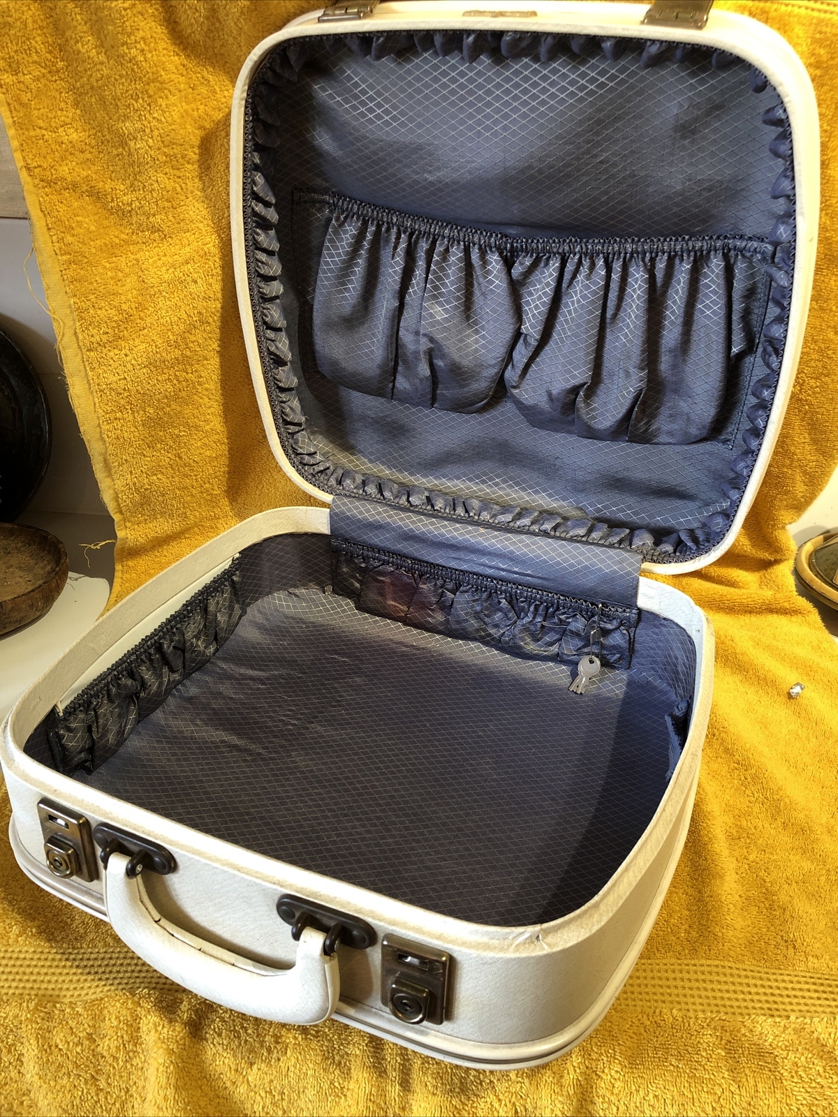 AIRPORT Vintage Retro cream travel case luggage With Two Original Keys