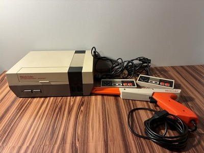 Original Nintendo NES-001 Console 2 Controllers & Zapper No Cables Blinking Red