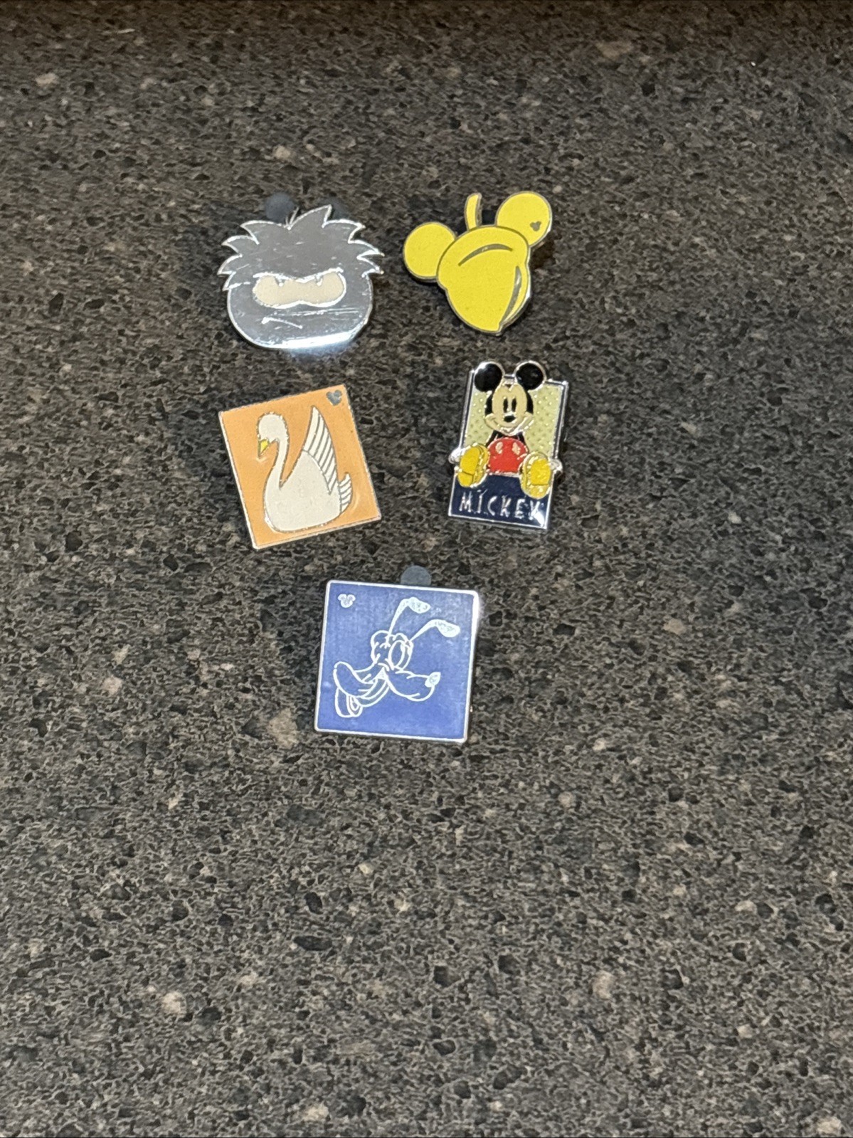 Disney Trading Pins 5 Total-Mickey Mouse, Goofy, Swan..