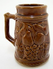 Bierkrug Bierseidel " Zeche " & " Obst " Keramik Krug alt Relief Bierkrug