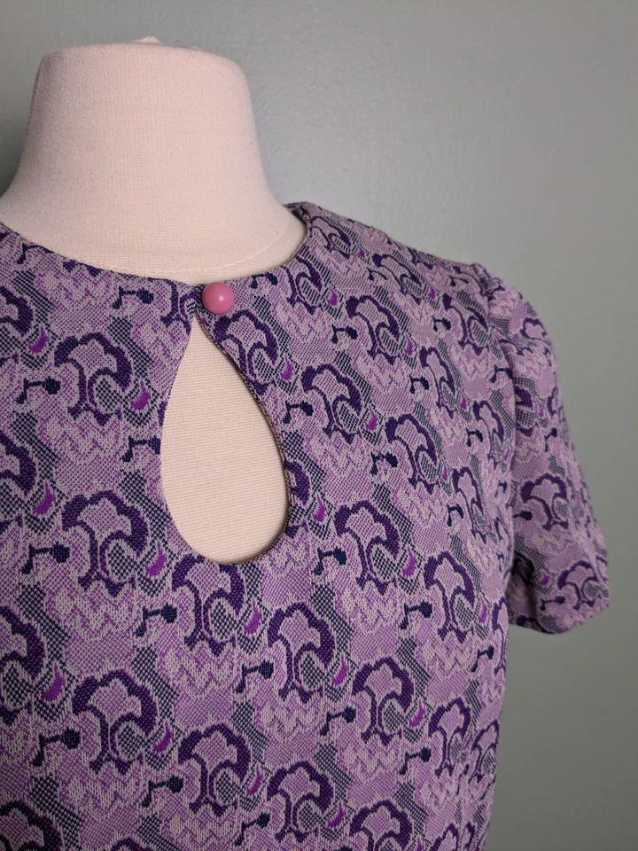 Vestido recto vintage años 60/70 psicodélico patrón púrpura ojo de cerradura Foto 3 de 4
