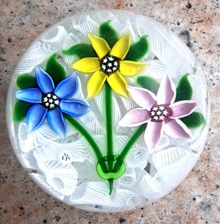 Briefbeschwerer "J" Glas drei Blumen