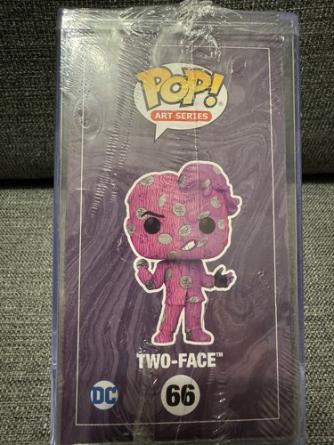 Funko POP - Batman Forever 66 - Artist Series: DC - Two-Face mit Hardcase - Bild 4 von 5
