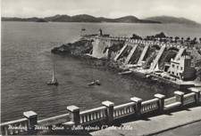 Piombino, Piazza Bovio, sullo sfondo l'Isola d'Elba.
