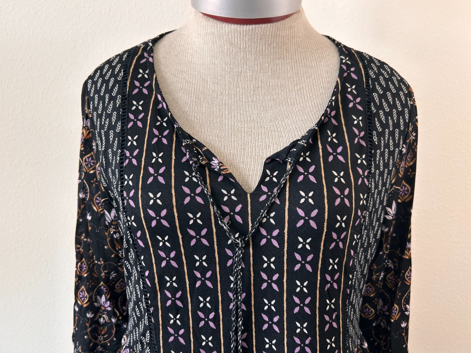 Style & Co blouse top Size M ruffled 3/4 sleeve and hem Boho V neck nylon