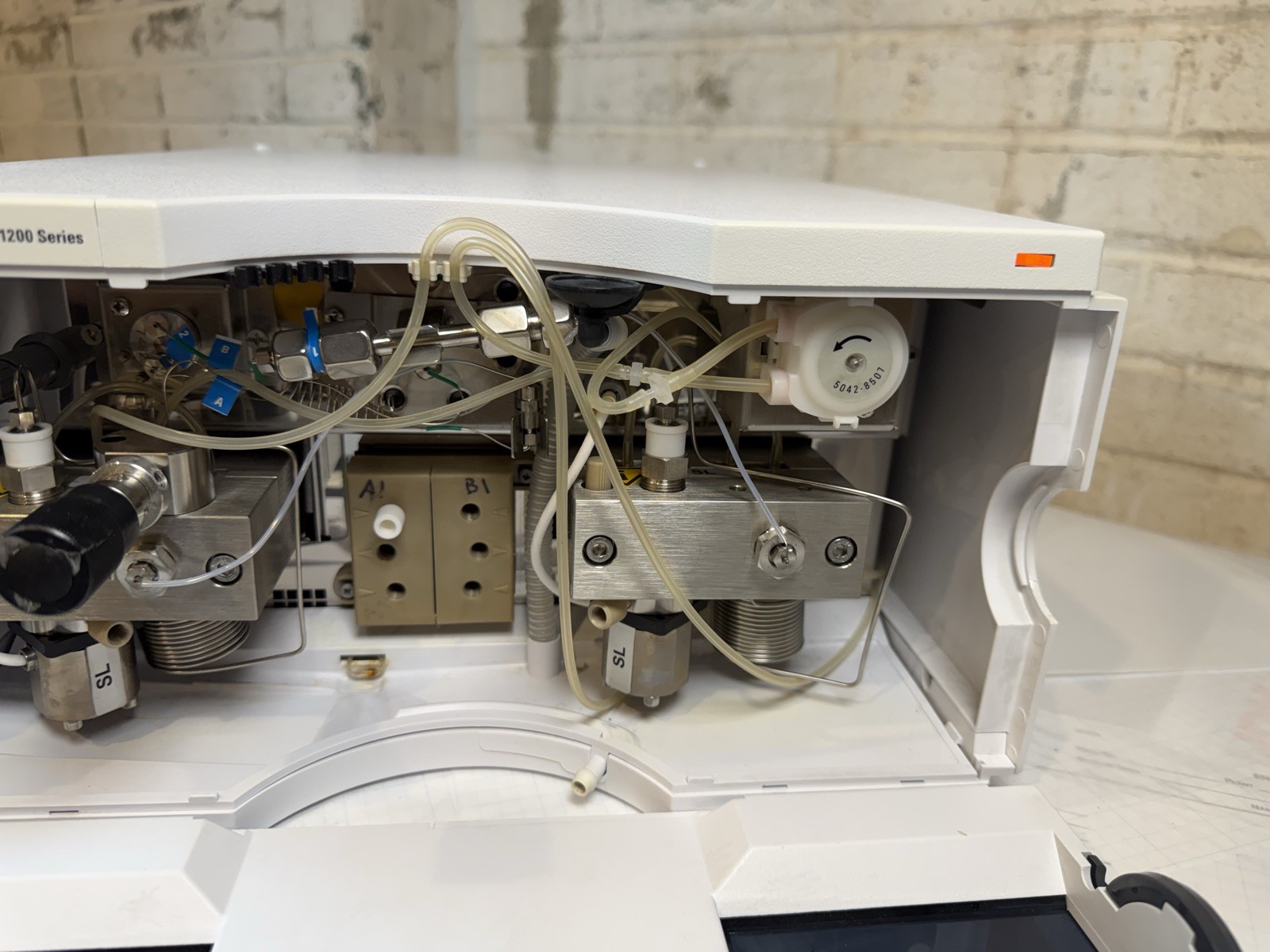 Agilent 1200 G1312B Binary Pump SL HPLC S/N DE63061427 — Powers On, Pumps Water