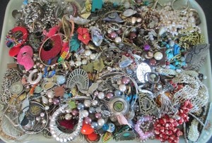 10# Vintage-Now Costume Junk Jewelry Parts Scraps Beads Earrings Craft Lot (M217