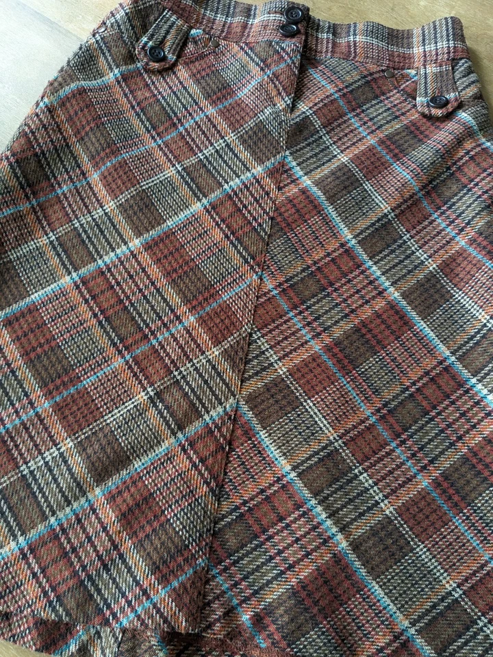 Falda para mujer H&M tartán a cuadros con botones talla 4 óxido/marrón/azul estilo de colección Foto 3 de 4