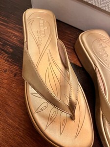 New Clarks Matte Gold Size 7 Sandals