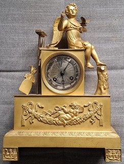 Empire Pendule Kaminuhr Bronze feuervergoldet 19. Jahrhundert.