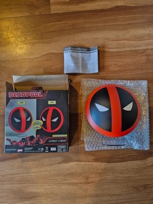 Deadpool Kopf Marvel Logo Light Lampe Licht freier Stand Wandbefestigung 4U2PLAY