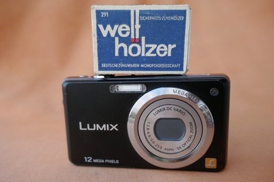 Winzige Panasonic Lumix DMC-FS10 Mega OIS+5-fach Zoom+12 Megapixel +Händlerware+