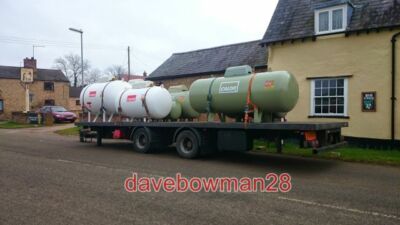 FOTO EINE LADUNG TANKS GROSSLAGERTANKS AUF EINEM ANHÄNGER VOM CALOR GAS SERVICE