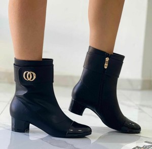 stivaletti con tacco e borchie