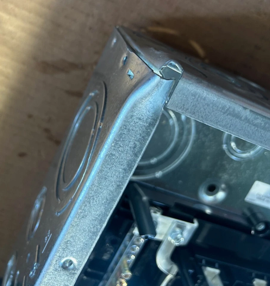 NEW EATON BRP24L125G 125a MAIN LUG LOAD CENTER 24 CIRCUIT 120/240V -B- *DAMAGE* - Image 3 of 4