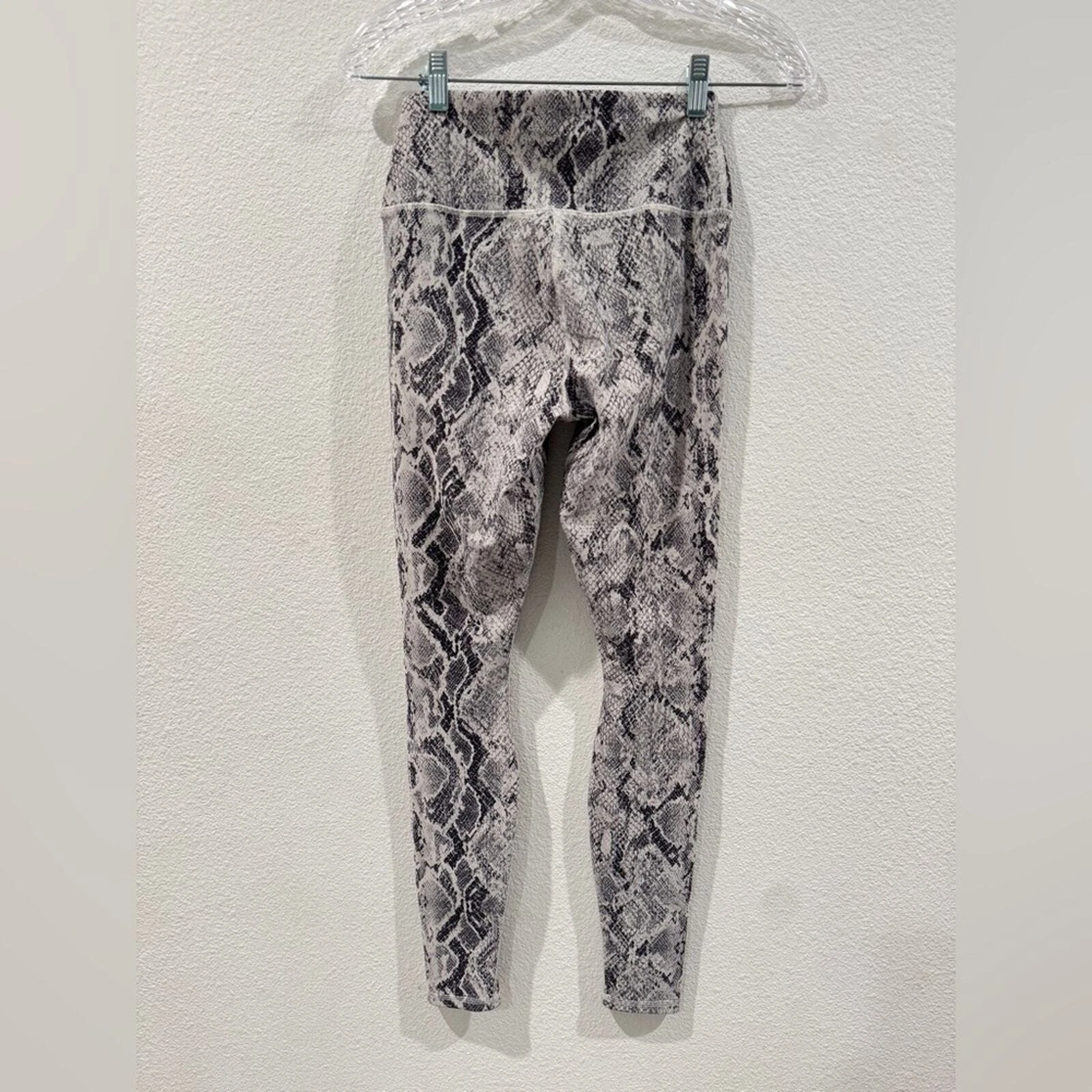 alo-yoga vapor high waist animal print snakeskin white leggings
