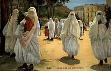 Moukeres en promenade Nice France vintage postcard h988