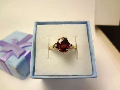 10K MASSIVES GOLD - MOSAMBIK GRANAT & DIAMANT RING - 1,67 GRAMM - GRÖSSE 5,25 - F92