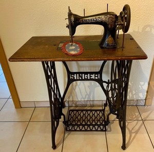 Antike Singer Nähmaschine um 1900 mit gußeisernem Gestell und Abdeckung