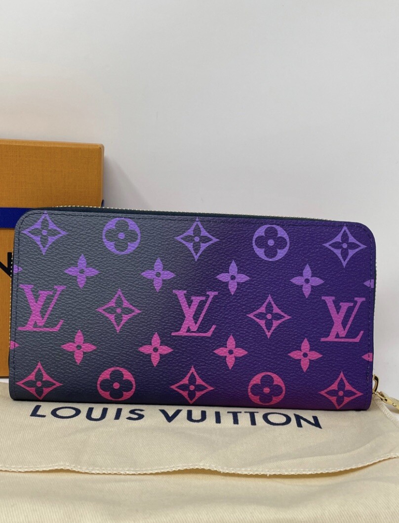 送料込♪【LOUIS VUITTON】Zippy Wallet 財布 Midnight Fuchsia Authentic Louis Vuitton Midnight Fuchsia Zippy Spring in The