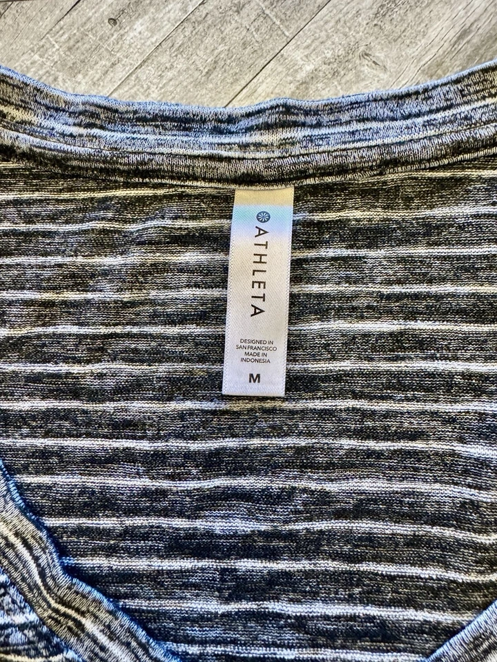 Camiseta Athleta Mujer Gris Mediano Negro Rayas Atletismo Aire Libre Yoga Comodidad Foto 3 de 4