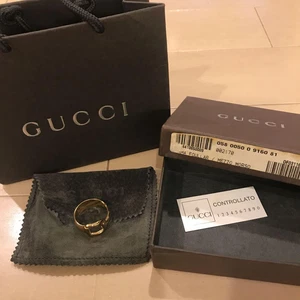 Gucci Porte écharpe accessoire mode design élégant parfait pour toutes les occasions