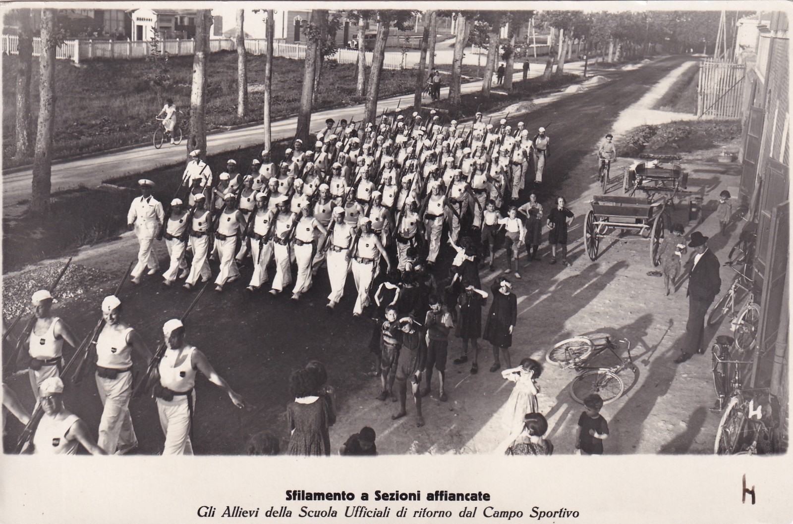CARTOLINA MILITARE ,LECCE - SFILATA ALLIEVI SCUOLA UFFICIALI - FASCISMO (17X11)