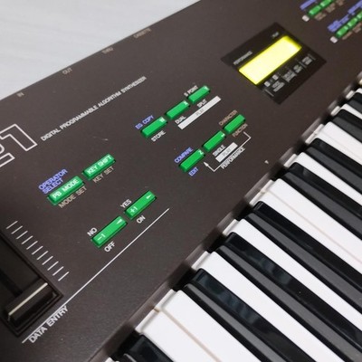 Yamaha DX21 61 Key FM Digital Synthesizer Keyboard Vintage for