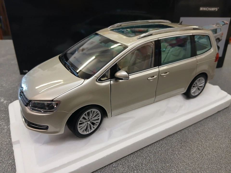 Minichamps 110 051002 VW Sharan 2010 E.L. n.418 su 504 1/18 - Immagine 2 di 4
