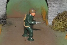 NEAR MINT BARCLAY LEAD TOY PODFOOT SOLDIER W/FLAME THROWER IN SCARCE GREEN-1950