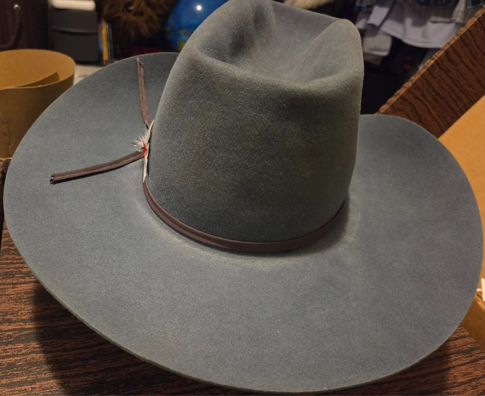 Sombrero de Vaquero de Fieltro Bailey Regal de Colección con Pin de Corazón y Plumas en Caja Original Foto 3 de 4