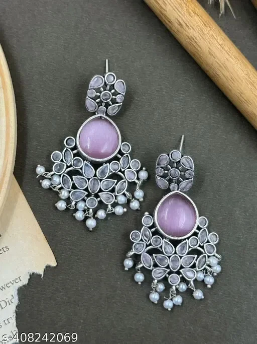 Pendientes llamativos de múltiples piedras preciosas, Jhumka oxidado con cuentas, joyería india Foto 2 de 4
