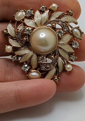 メッキ　アクセサリー　MONET パール Vintage Monet white enamel pearl rhinestone wreath Brooch Gold