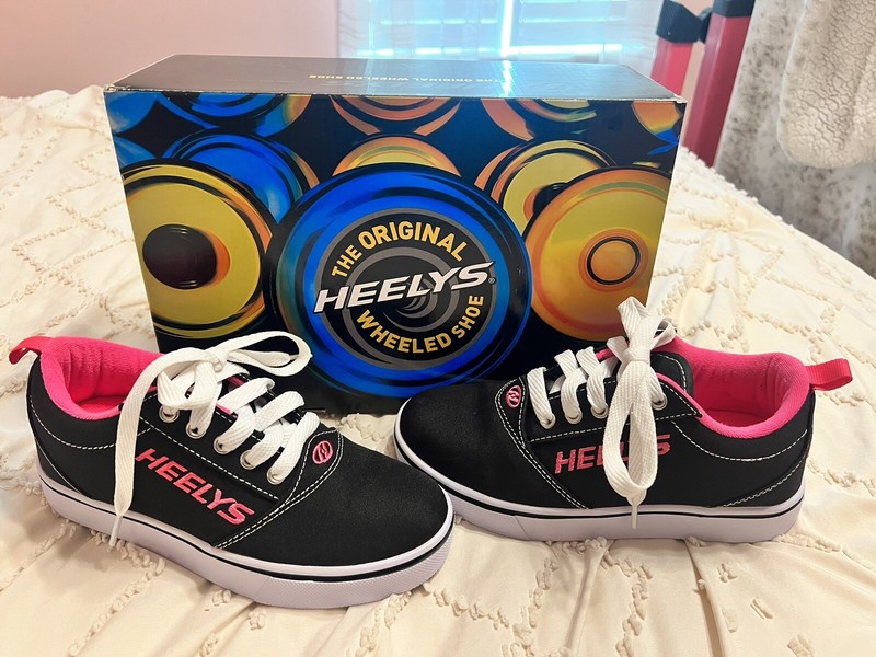 New In Box Girls Heelys Wheeled Shoes Size 3 Youth