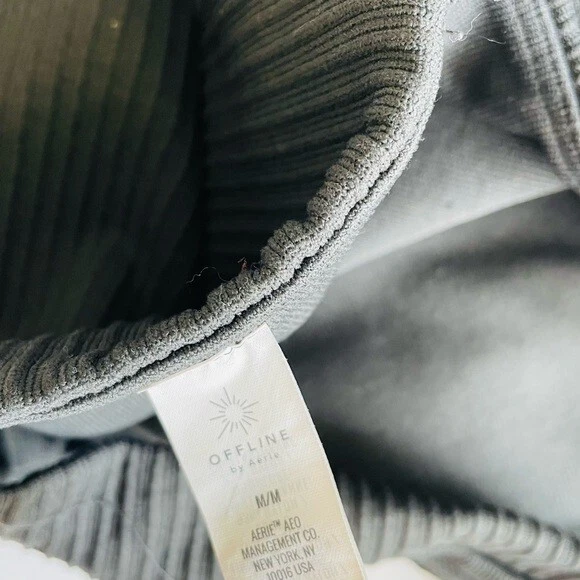 Sujetador deportivo Aerie Offline MEDIANO gris acanalado cremallera frontal top Foto 3 de 3