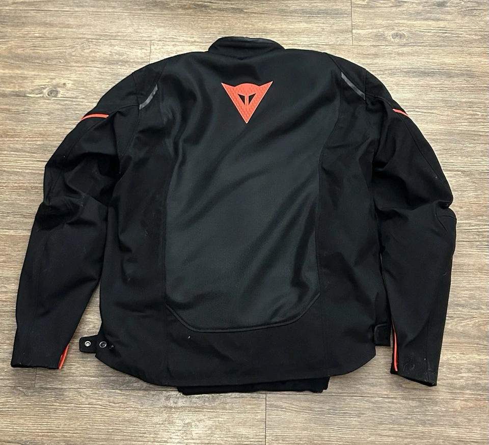 *NOVO* JAQUETA INTELIGENTE DAINESE LS SPORT MASCULINA TAMANHO 56 PRETA E VERMELHA 201D20040-628-56 - Imagem 3 de 3