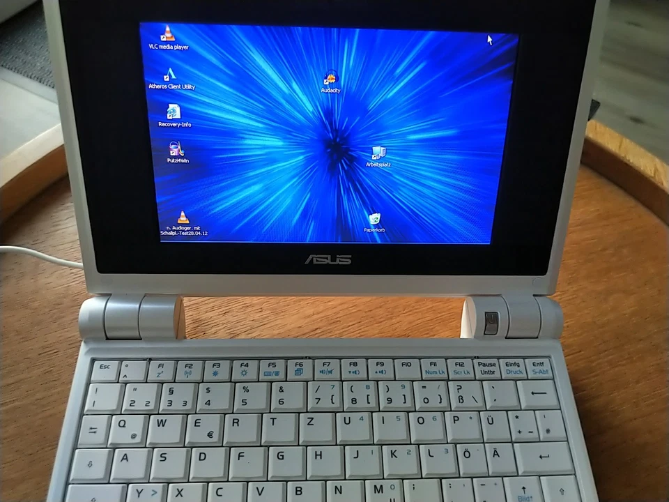 ASUS Eee PC 4G / 504MB RAM/ 900 MHz / Windows XP/ HDD 3.7 GB / Weiß / Netzkabel - Bild 4 von 4