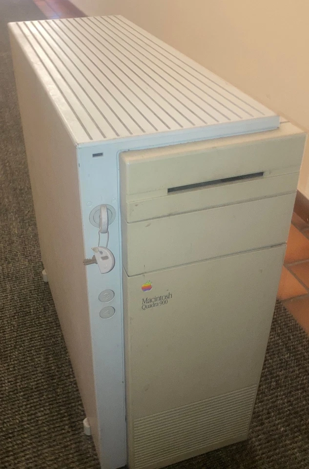 Apple Quadra 900 20-160 als Teilespender - hat Schäden, aber sie funktioniert !
