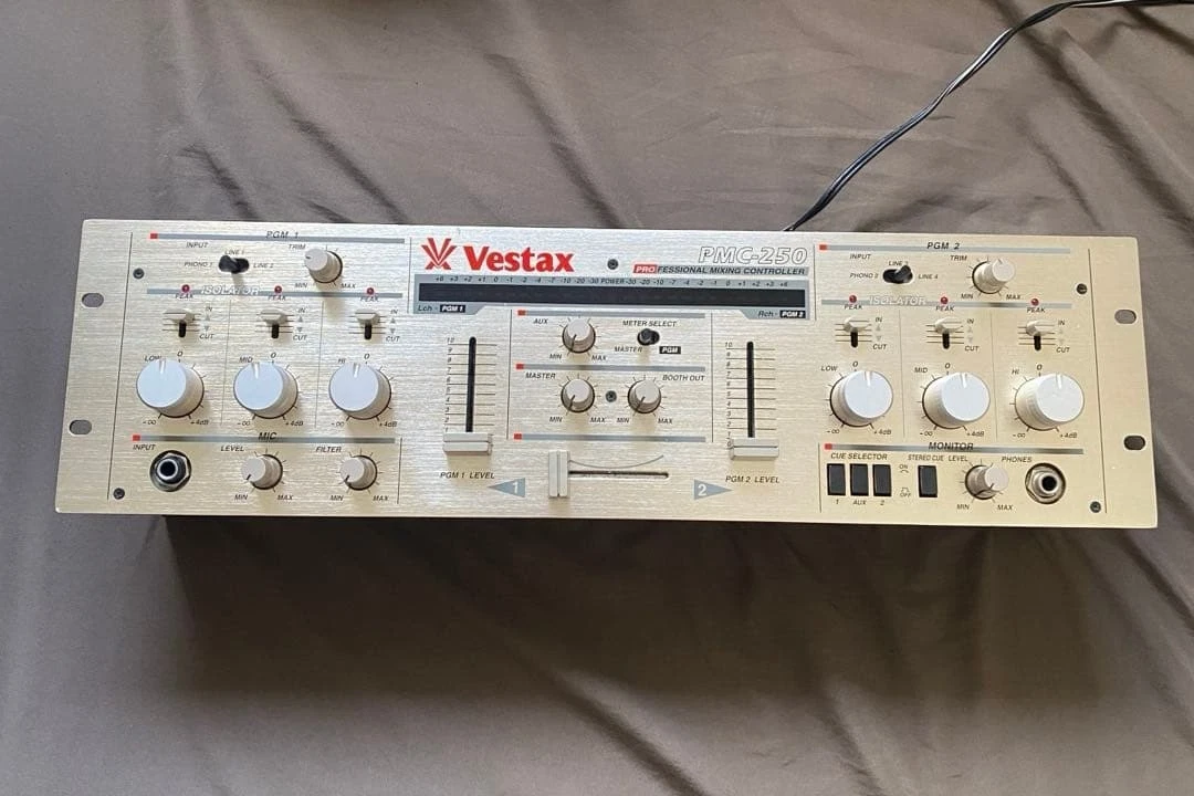 d*e様 Vestax FDG-1 3バンドアイソレーター Vestax FDG-1 Frequency Dividing Gear FOR SALE – Soundgas