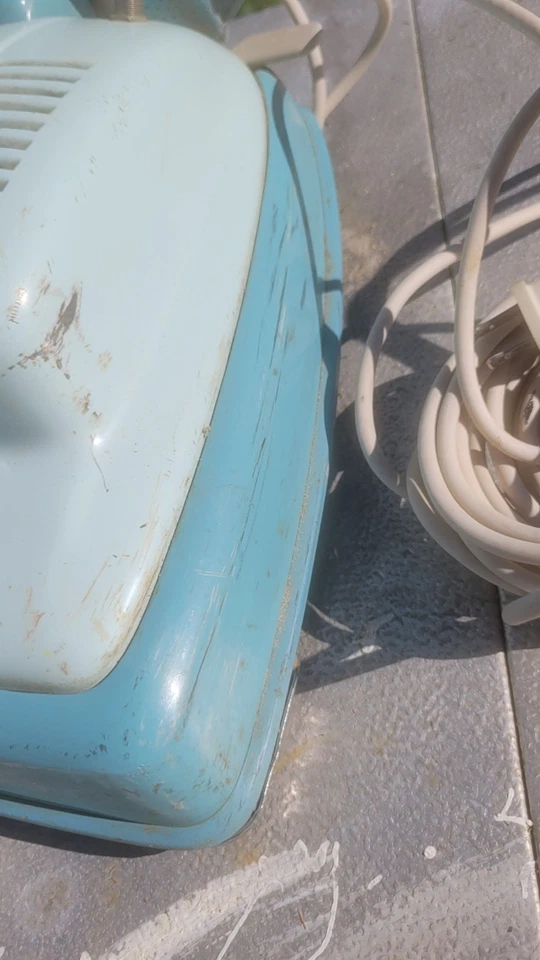 Turquoise Blue Vintage Retro Eureka Upright Vacuum Cleaner model 1416 - Image 3 of 4