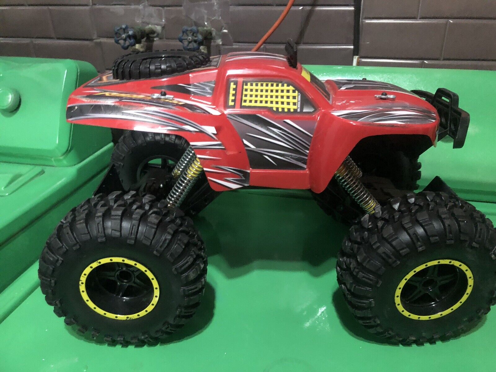 Maisto Tech 82546 - Carro de controle remoto - Monster Truck Swamp Crawler  (14 3/16 polegadas)